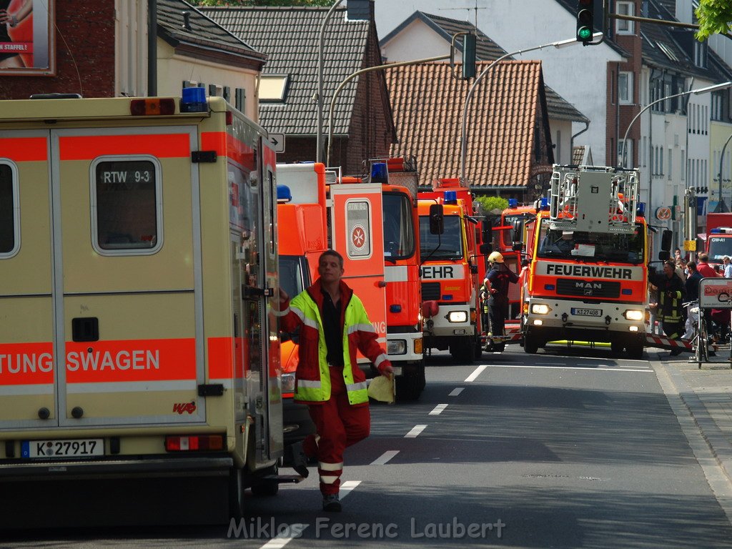 Kellerbrand mit Menschenrettung Koeln Brueck Hovenstr Olpenerstr P057.JPG